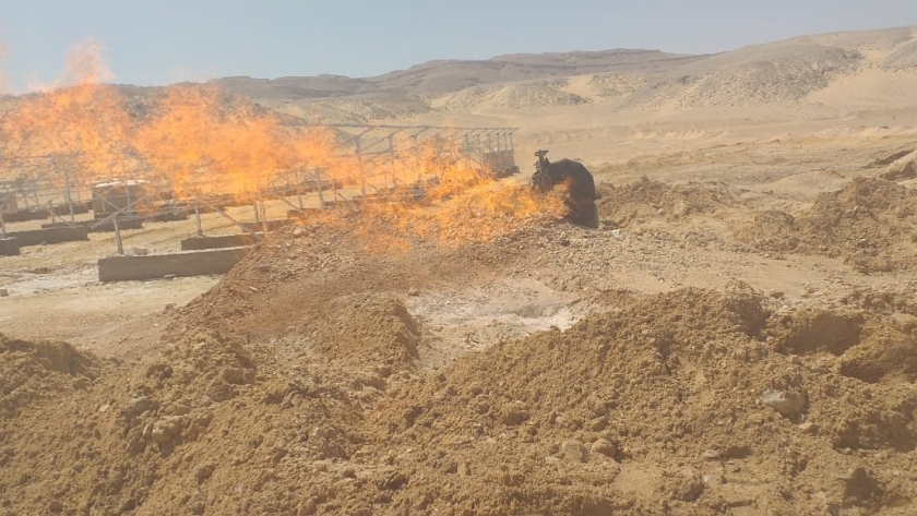 فنيون من البترول لفحص حريق بئر مياه غرب جرجا