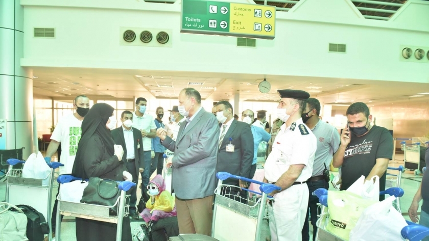 محافظ أسيوط يستقبل المصريين العالقين بالخارج بالمطار لليوم الثاني على التوالي ويوجه بتوفير كافة سبل الراحة لهم