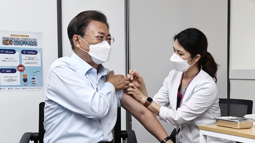 رئيس كوريا الجنوبية يتلقى الجرعة الثالثة من لقاحات الفيروس