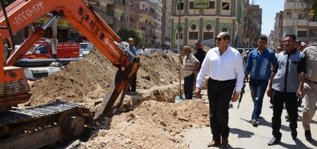 محافظ سوهاج يتفقد عملية توصل مياه الصرف الصحي بمدينة ناصر