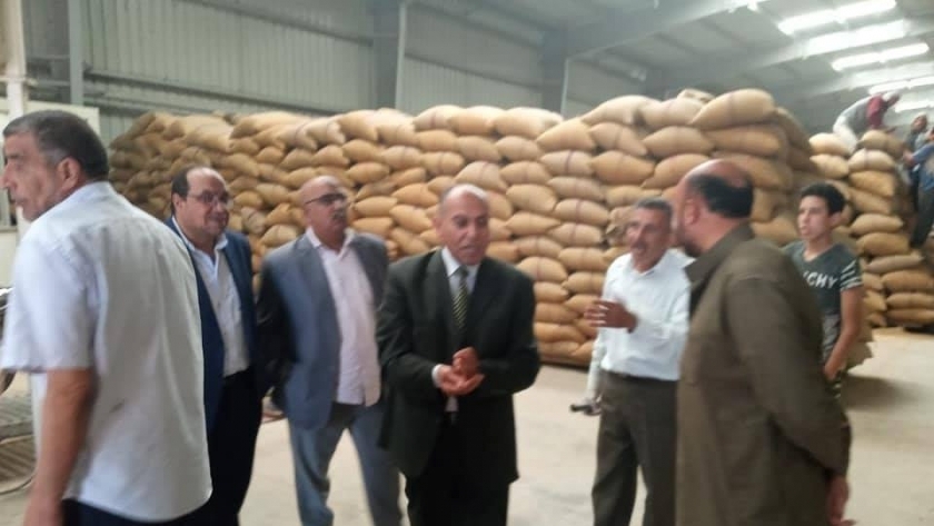 رئيس سمنود يحذر عمال الصوامع  من تحصيل رسوم من المزارعين بترويد القمح