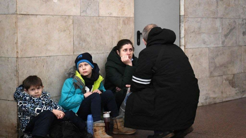 المواطنين الأوكرانيين مختبئين فى مترو الأنفاق بعد الهجوم الروسي على أوكرانيا