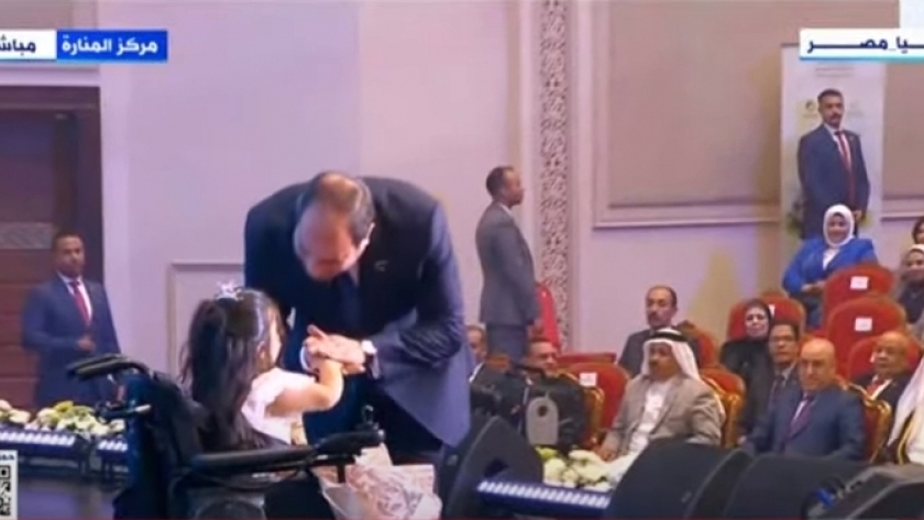الرئيس السيسي يقبّل يد طفلة من ذوي الهمم