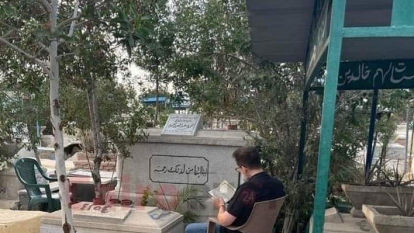الفنان محمد عبد العزيز يقرأ القرآن على قبر والده