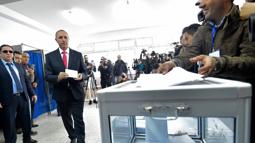 المرشح الرئاسي الجزائري عز الدين ميهوبي يدلي بصوته في الانتخابات الرئاسية