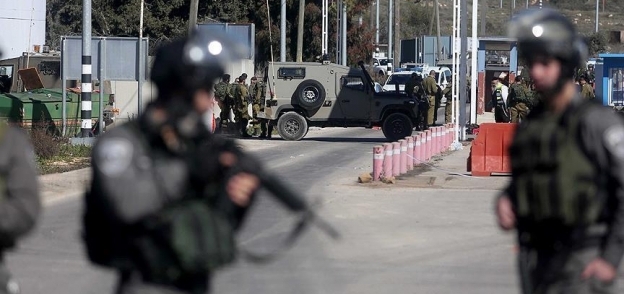 قوات الاحتلال الإسرائيلي تغلق مدخل بلدة بيت أمر بالخليل ببوابة حديدية