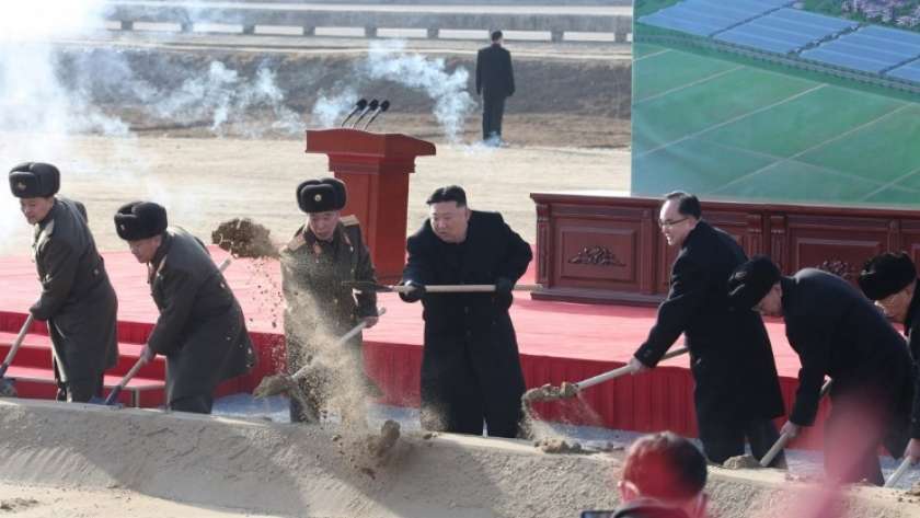 زعيم كوريا الشمالية يشارك في وضع حجر الأساس للمشروع