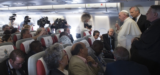 بالصور| بابا الفاتيكان يعقد مؤتمرا صحفيا على متن طائرته