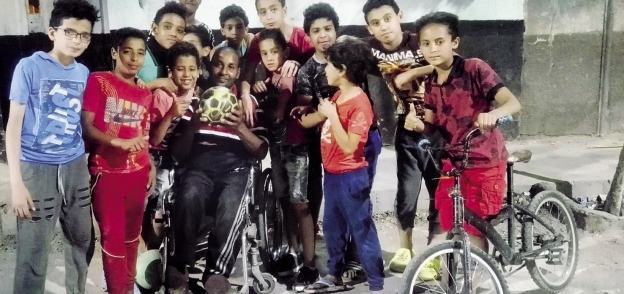 «سامح» يلعب الكرة مع الأطفال رغم إعاقته