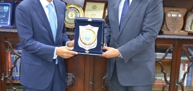 سفير كوريا الجنوبية مع رئيس جامعة الإسكندرية