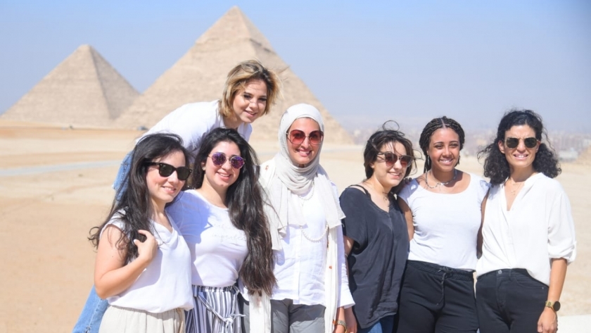 الهجرة تنظم زيارة للوفد الشبابي المصري واليوناني والقبرصي للأهرامات ومتحف الحضارة