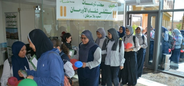 الطالبات خلال زيارتهن للمستشفي
