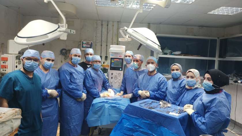 فريق طبي بجامعة الأزهر يجري عملية جراحية نادرة