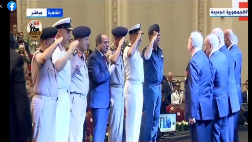 لحظة تكريم الرئيس السيسي لأبطال معركة أبو عطوة