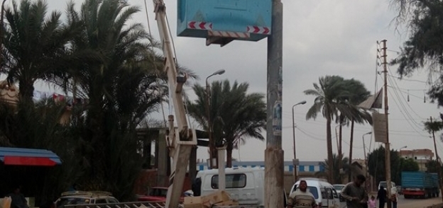 إصلاح أعمدة الكهرباء بقرية أبو فرج بالقنايات في الشرقية