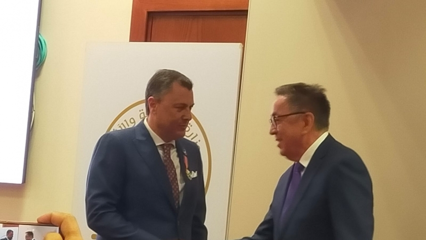 وزيرالسياحة مع سفير كازاخستان