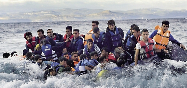 مجموعة من السوريين خلال البحث عن ملجأ عبر البحر «أ.ف.ب»
