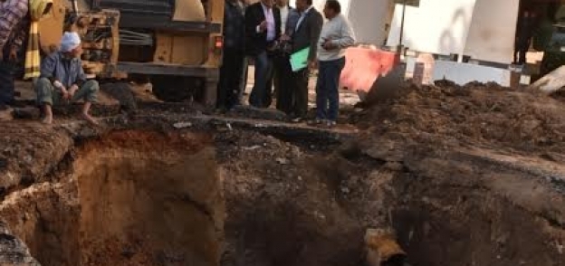 محافظ أسيوط يتفقد أعمال إصلاح ماسورة مياه الرئيسية بشارع الثورة