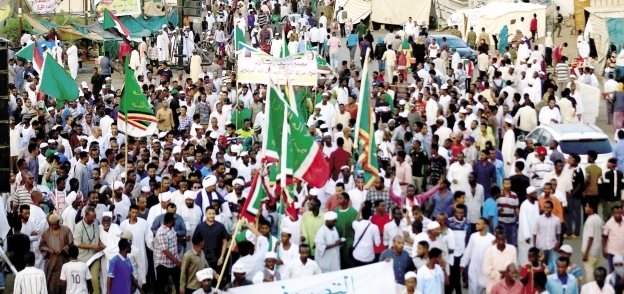 حشود المحتجين أمام وزارة الدفاع السودانية