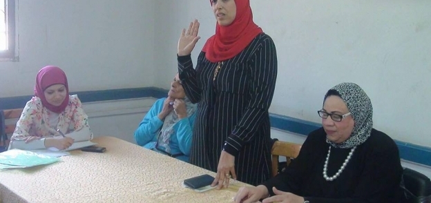 بالصور| قومي المرأة ببني سويف يستمع لمشاكل سيدات عزبة علي راغب