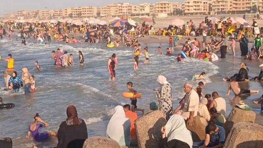 جانب من الإقبال على شواطئ مدينة مصيف بلطيم بكفر الشيخ