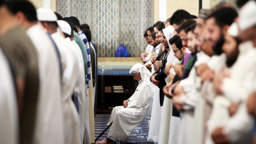 ماهر المعقيلي يؤم المسلمين في صلاة التراويح في المسجد الحرام