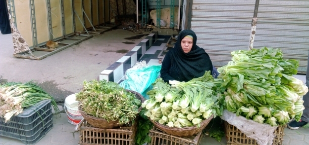 «فتحية» تبيع الخضراوات فى الأسواق الشعبية منذ 28 عاماً