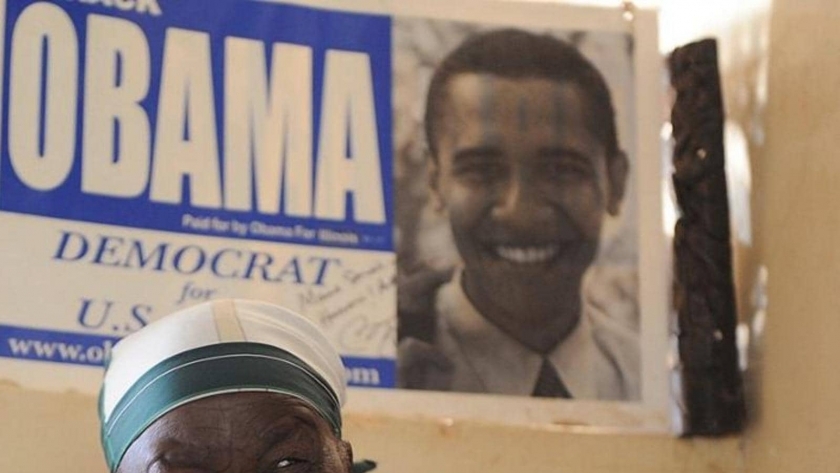 سارة أوباما جدة أوباما وخلفها صورة الرئيس الأمريكي الأسبق