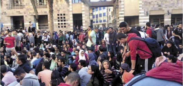 جانب من اعتصام طلاب الجامعة الأمريكية اعتراضاً على دفع المصروفات بالدولار