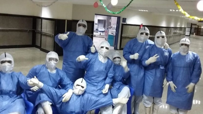 اطباء عزل كفر الشيخ الجامعي يحتفلون بالعيد مع المرضى