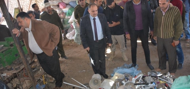 سكرتير عام محافظة الوادي الجديد يقود حملة لإزالة مخازن الخرده المخالفة
