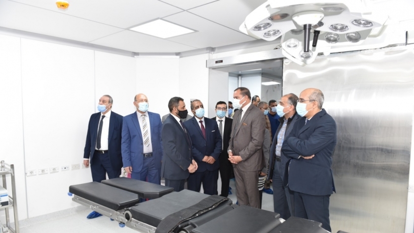رئيس جامعة سوهاج يفتتح قسم جراحة القلب والصدر بالمستشفي الجامعي بعد تطويره