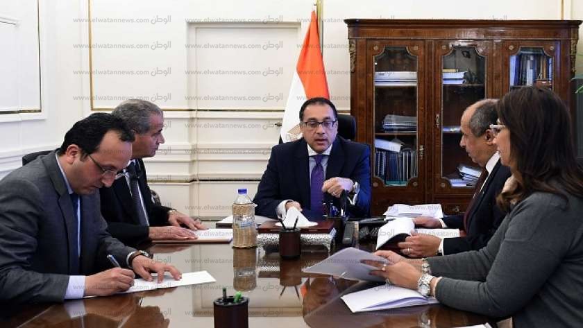 رئيس الوزراء خلال اجتماعه مع وزيرى التموين والزراعة