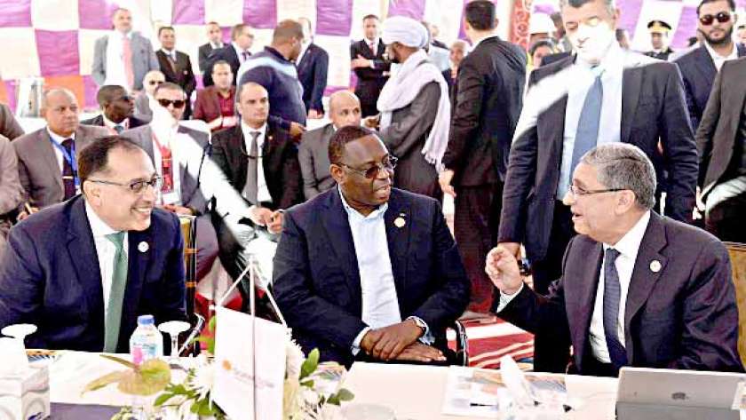 رئيس الوزراء ووزير الكهرباء فى حديث مع رئيس السنغال على هامش منتدى أسوان للسلام