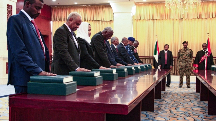 أول حكومة سودانية بعد إطاحة البشير تؤدي اليمين الدستوري أمام "البرهان"