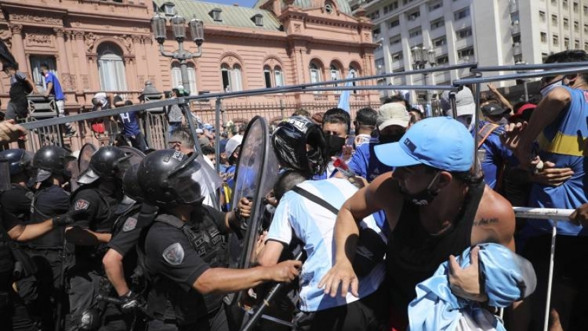 اشتباكات مع الشرطة في جنازة مارادونا