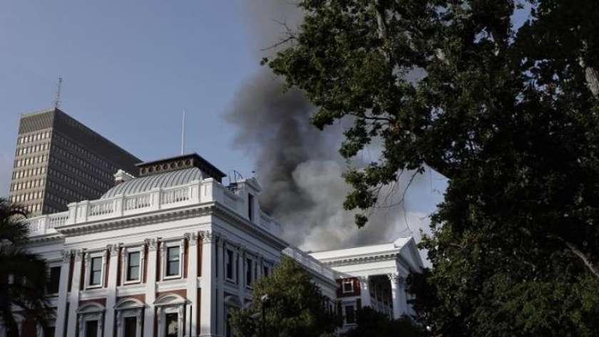 حريق مقر البرلمان بجنوب إفريقيا