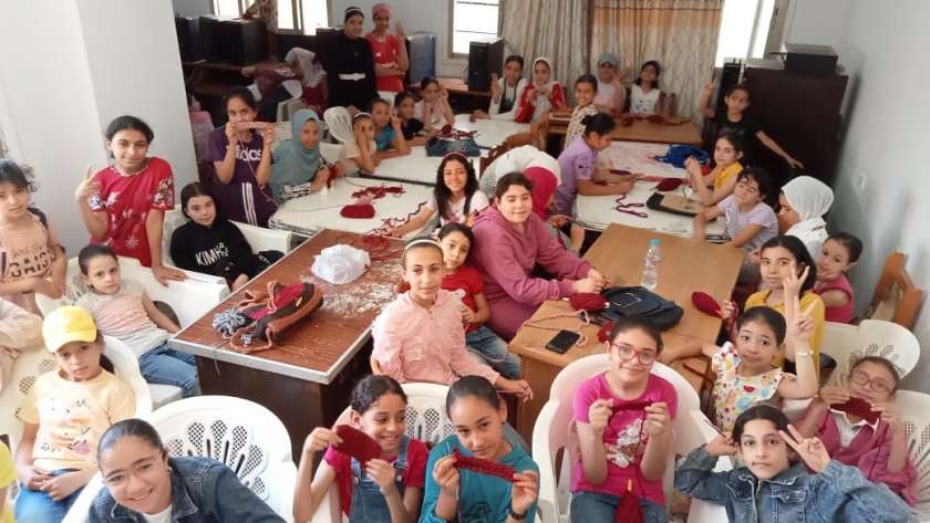 قرية تقدم ورش عمل لتعليم الكروشية للأطفال والسيدات