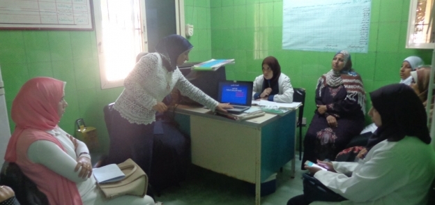 قوافل جامعة المنوفية تلتقي بفرق التمريض بالوحدات الصحية بقرية الراهب وسنتريس