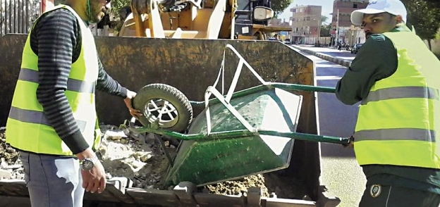 قيادات مديرية الطرق بالوادى الجديد أثناء رفع القمامة من الشوارع