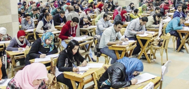 طلاب الدبلومات يؤدون الامتحانات "أرشيفية"