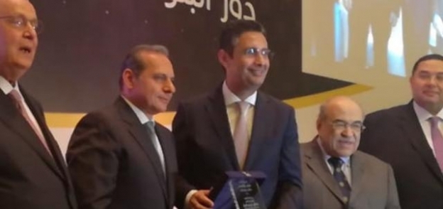 المؤتمر الاقتصادى يكرم نائب رئيس بنك ناصر الاجتماعى