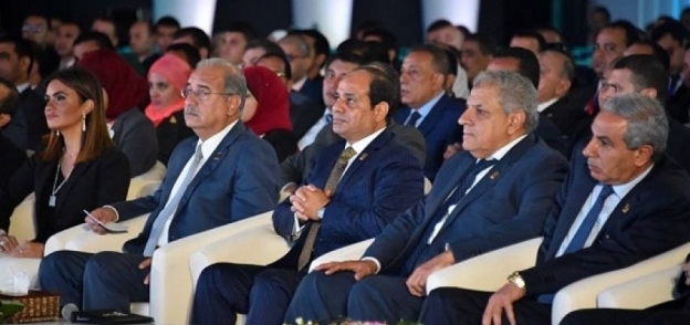 الرئيس السيسي بجانب رئيس الوزراء بمؤتمر الشباب