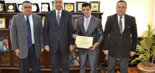 رئيس جامعة الإسكندرية يمنح طالب هندسة شهادة تقدير لإنجازه العلمي