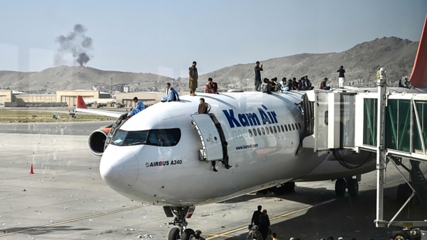 لاجئون في مطار كابول