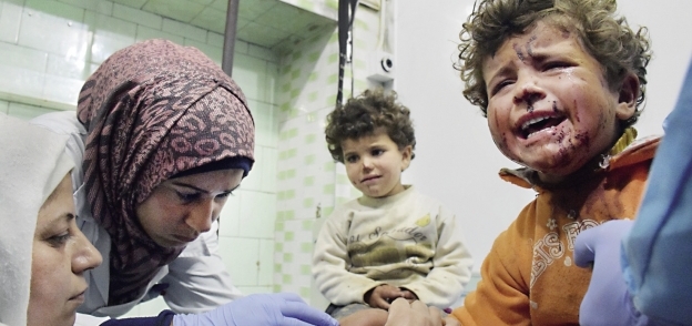 أطفال سوريون مصابون فى تفجير الحافلات يتلقون العلاج «أ.ف.ب»