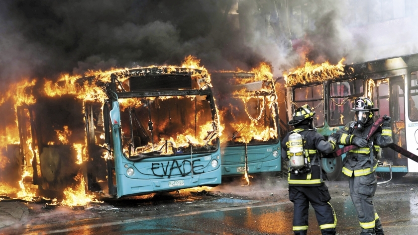 متظاهرون يشعلون النار فى حافلات بدولة تشيلى