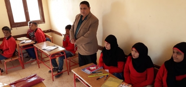 وكيل تعليم الوادي الجديد يتفقد مدرسة المستقبل بقرية الزيات بمركز بلاط