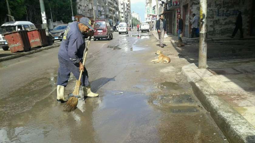بعد وفاه أحدهم عمال النظافة خلية نحل فى شوارع الإسكندرية تتصدي لمياه الأمطار