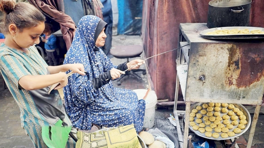 سيدات غزة يصنعن «كحك العيد»